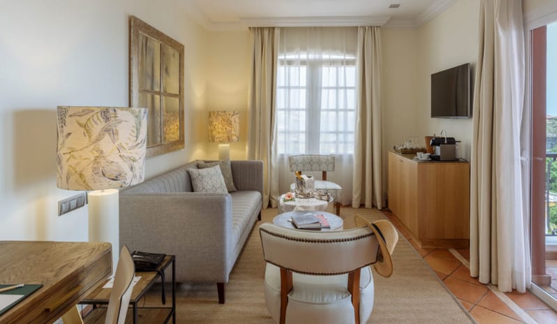 SUITE LIVING ROOM_001